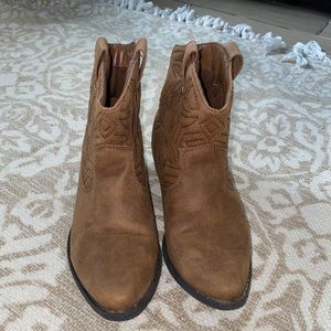 Low rise cowboy boots